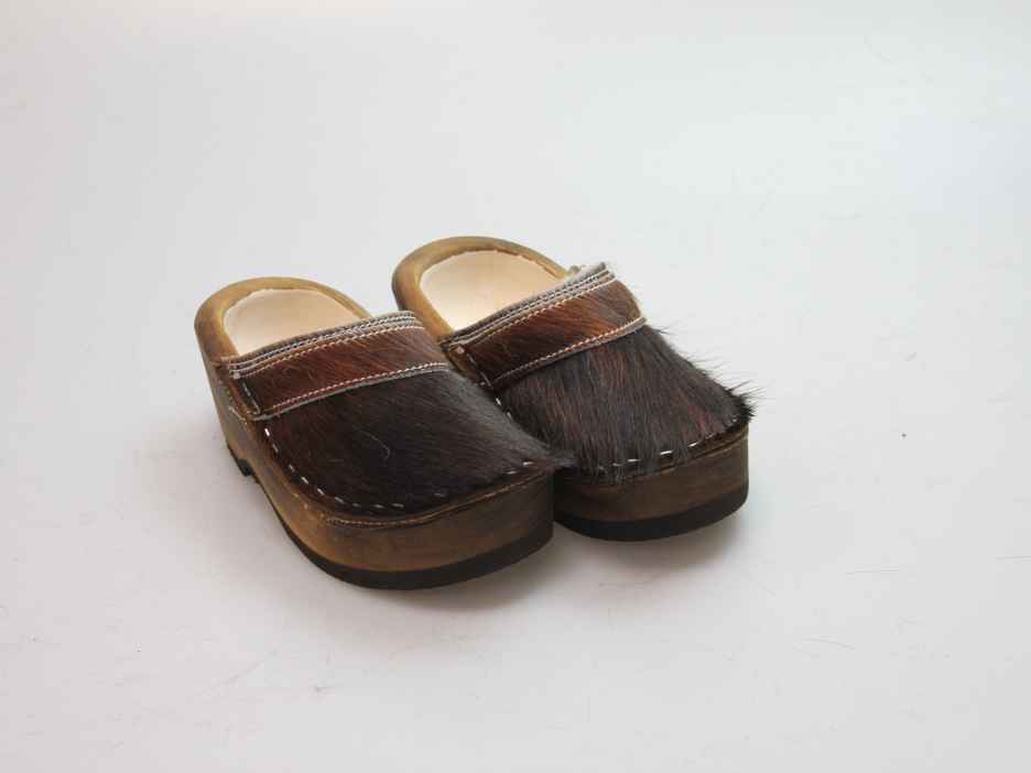 Holzschuh in Rindfell mit Schaffell gefüttert