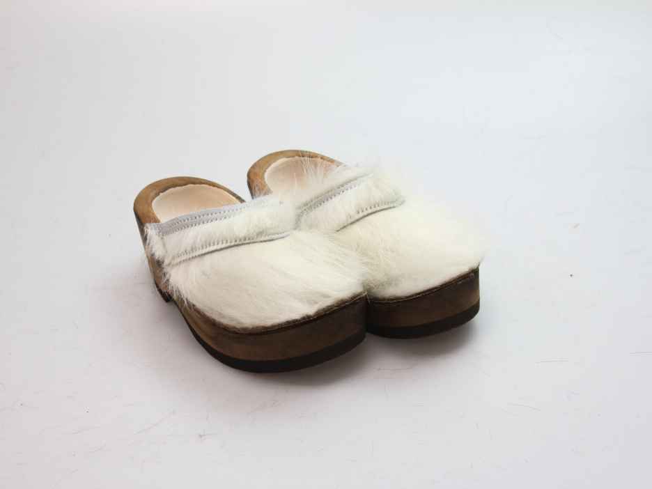 Holzschuh in Rindfell mit Schaffell gefüttert