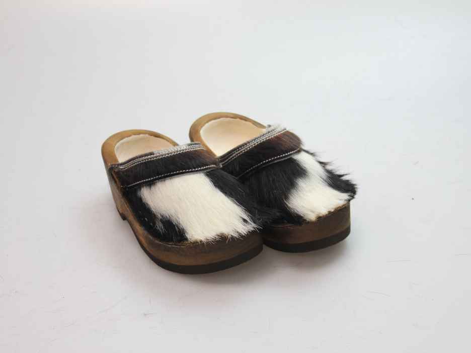 Holzschuh in Rindfell mit Schaffell gefüttert