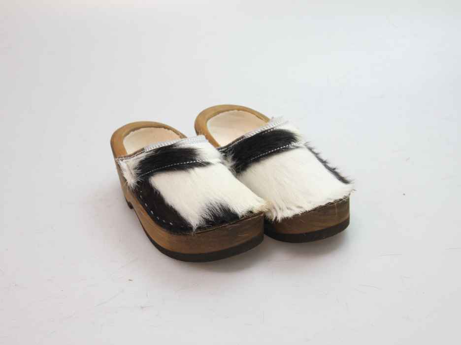 Holzschuh in Rindfell mit Schaffell gefüttert