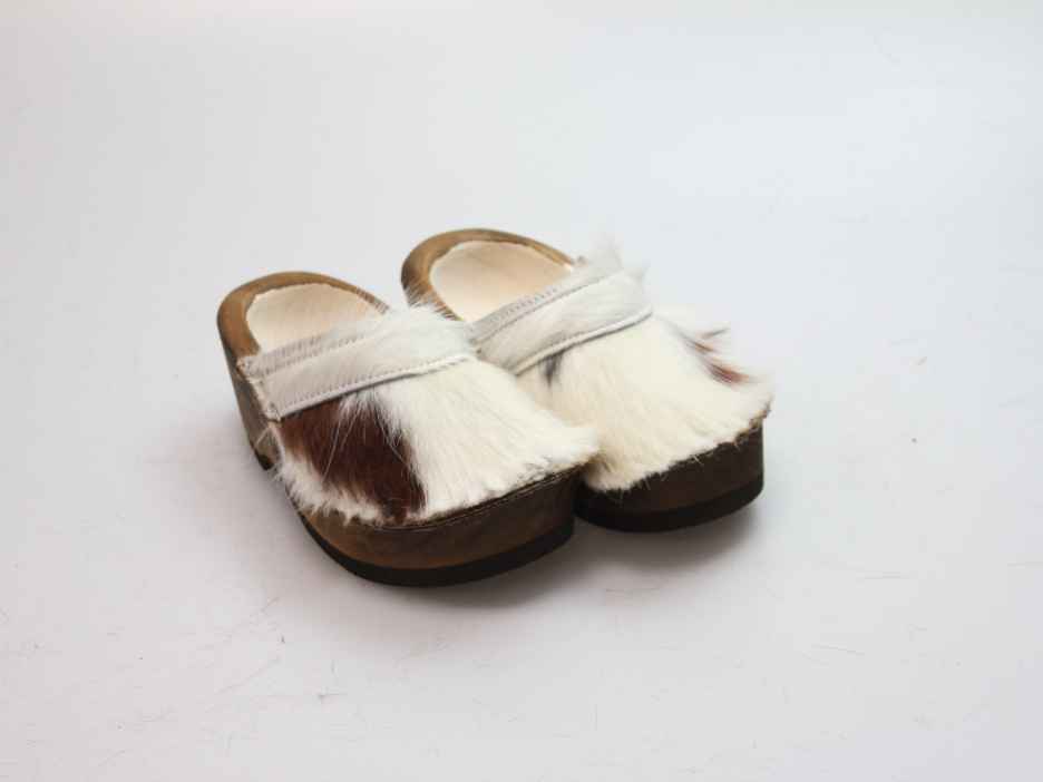 Holzschuh in Rindfell mit Schaffell gefüttert