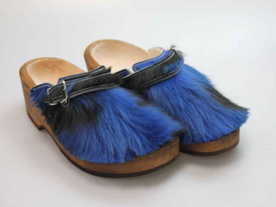 Holzschuh in Rindfell mit Schaffell gefüttert