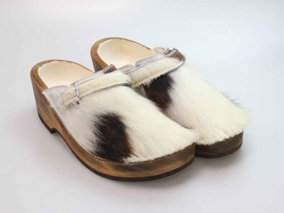 Holzschuh in Rindfell mit Schaffell gefüttert