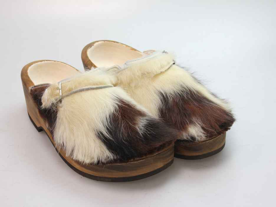 Holzschuh in Rindfell mit Schaffell gefüttert