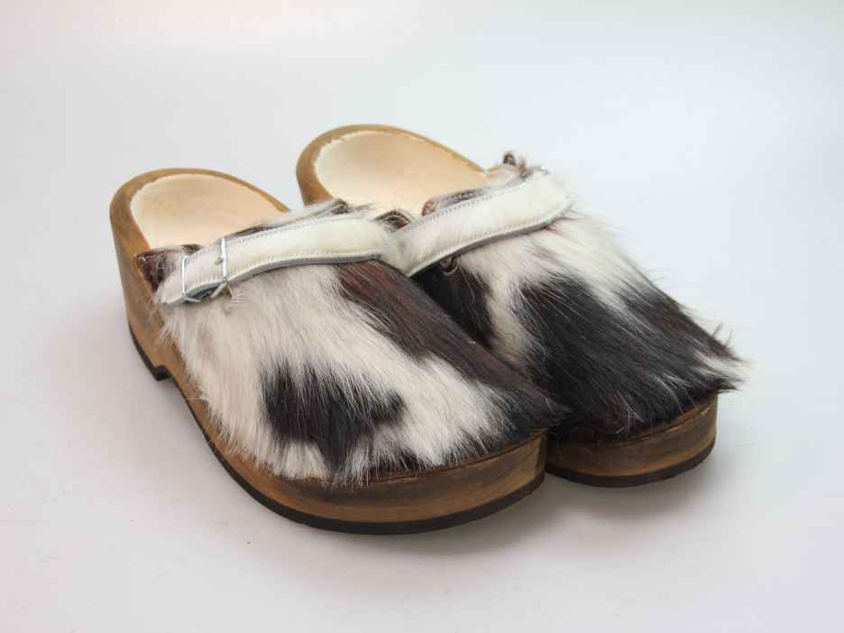 Holzschuh in Rindfell mit Schaffell gefüttert