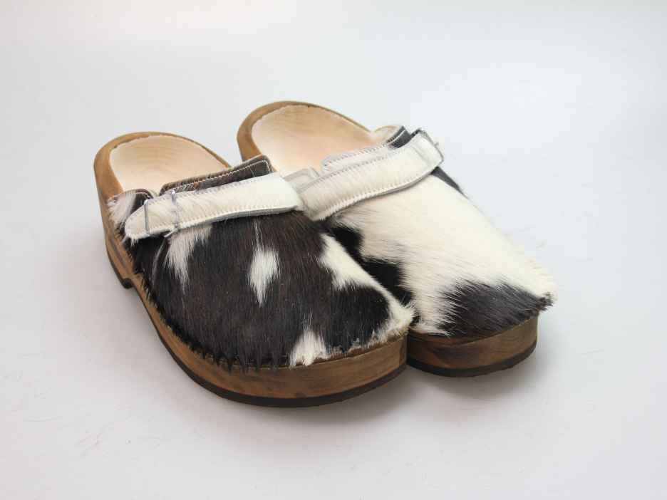 Holzschuh in Rindfell mit Schaffell gefüttert