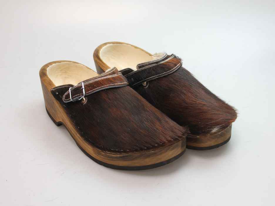 Holzschuh in Rindfell mit Schaffell gefüttert