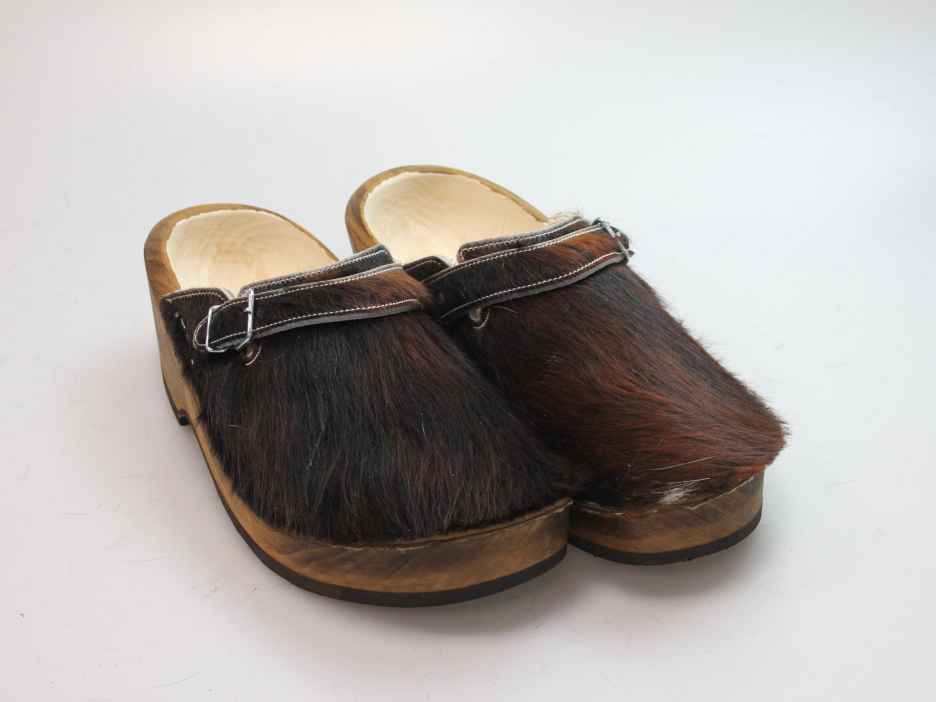 Holzschuh in Rindfell mit Schaffell gefüttert
