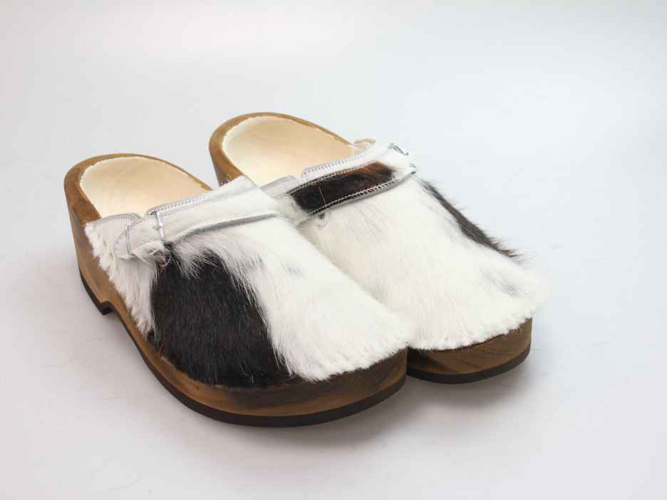 Holzschuh in Rindfell mit Schaffell gefüttert