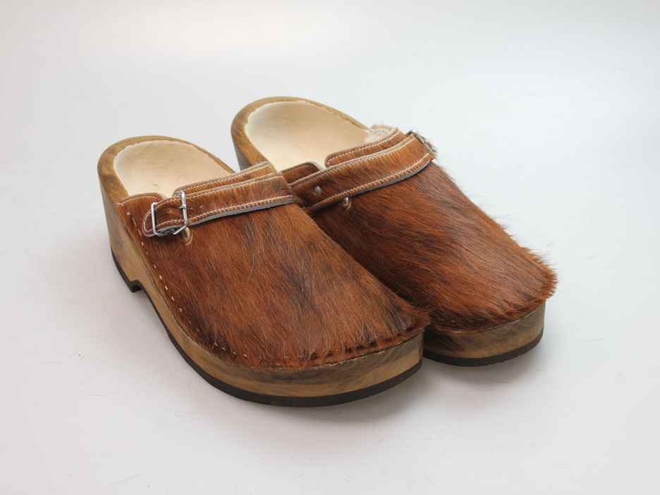 Holzschuh in Rindfell mit Schaffell gefüttert