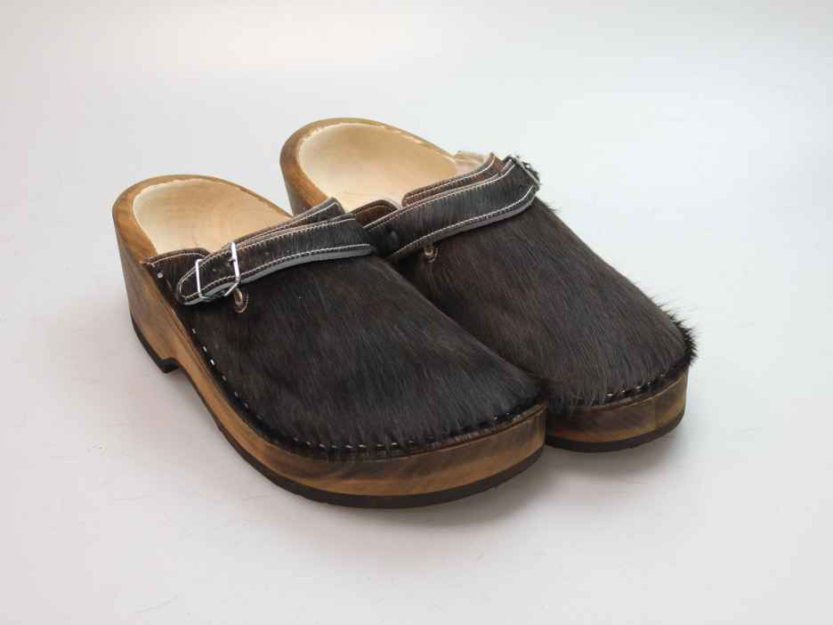 Holzschuh in Rindfell mit Schaffell gefüttert