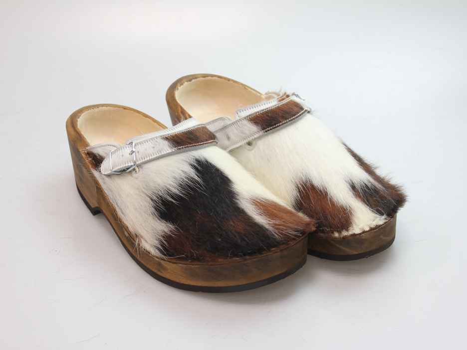 Holzschuh in Rindfell mit Schaffell gefüttert