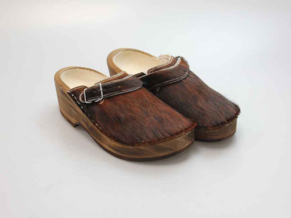 Holzschuh in Rindfell mit Schaffell gefüttert