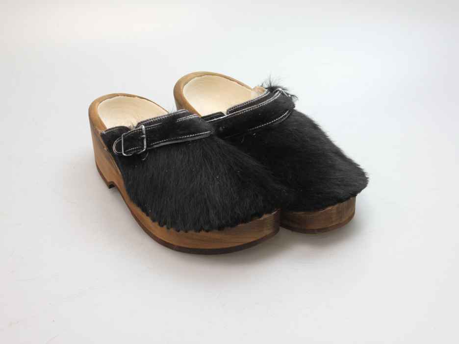 Holzschuh in Rindfell mit Schaffell gefüttert