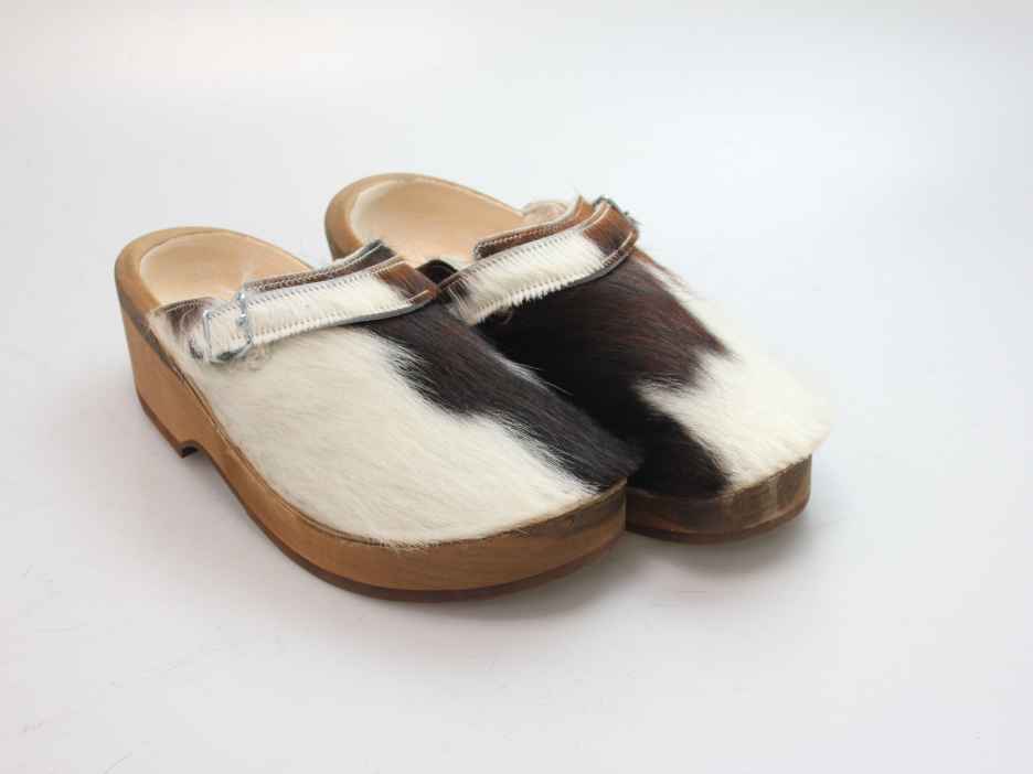 Holzschuh in Rindfell mit Schaffell gefüttert