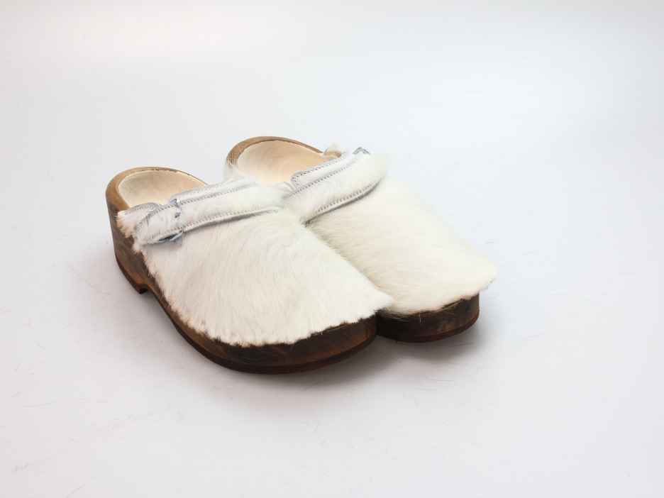 Holzschuh in Rindfell mit Schaffell gefüttert