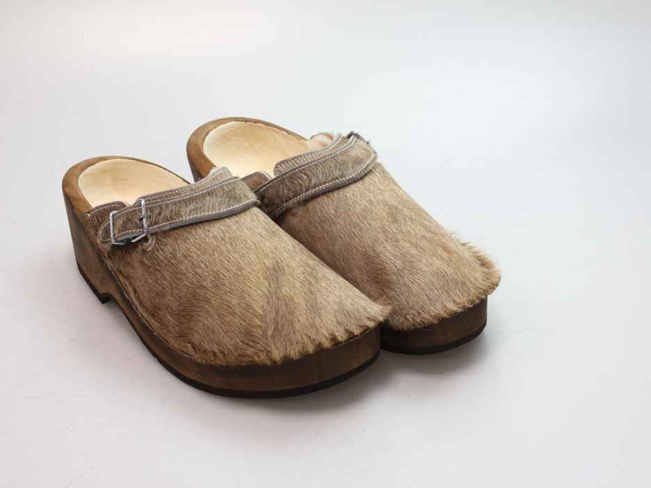 Holzschuh in Rindfell mit Schaffell gefüttert