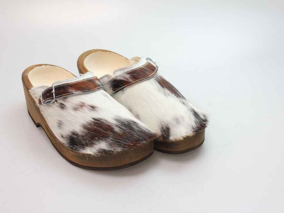 Holzschuh in Rindfell mit Schaffell gefüttert