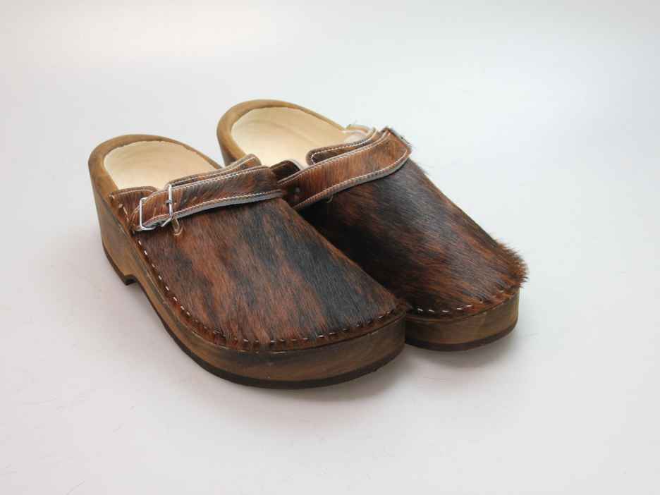 Holzschuh in Rindfell mit Schaffell gefüttert