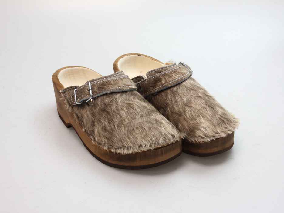 Holzschuh in Rindfell mit Schaffell gefüttert