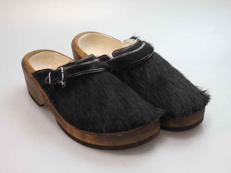 Holzschuh in Rindfell mit Schaffell gefüttert