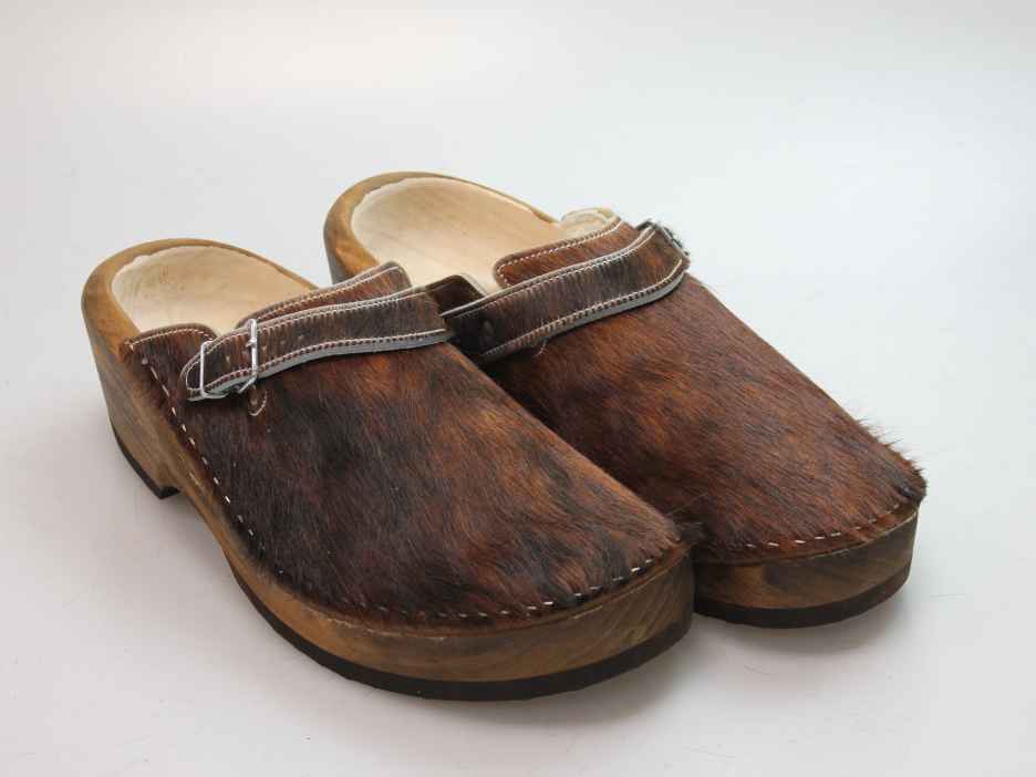 Holzschuh in Rindfell mit Schaffell gefüttert