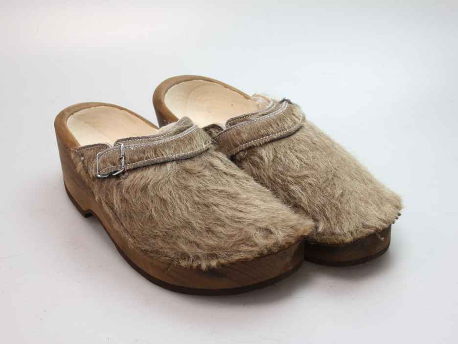 Holzschuh in Rindfell mit Schaffell gefüttert