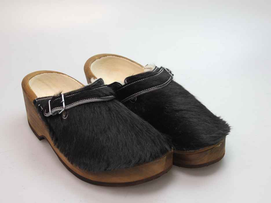 Holzschuh in Rindfell mit Schaffell gefüttert