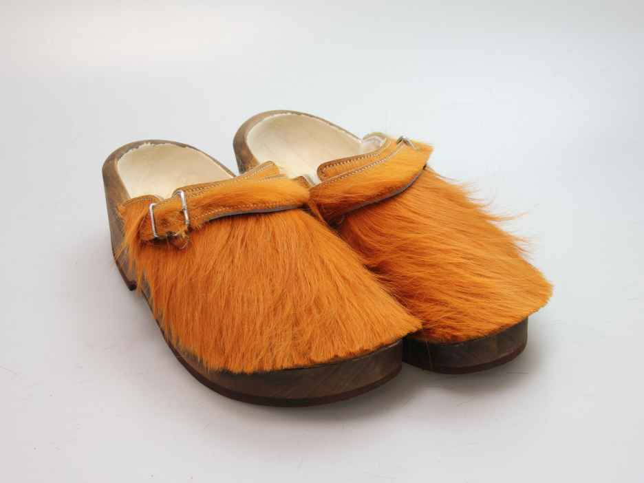 Holzschuh in Rindfell mit Schaffell gefüttert
