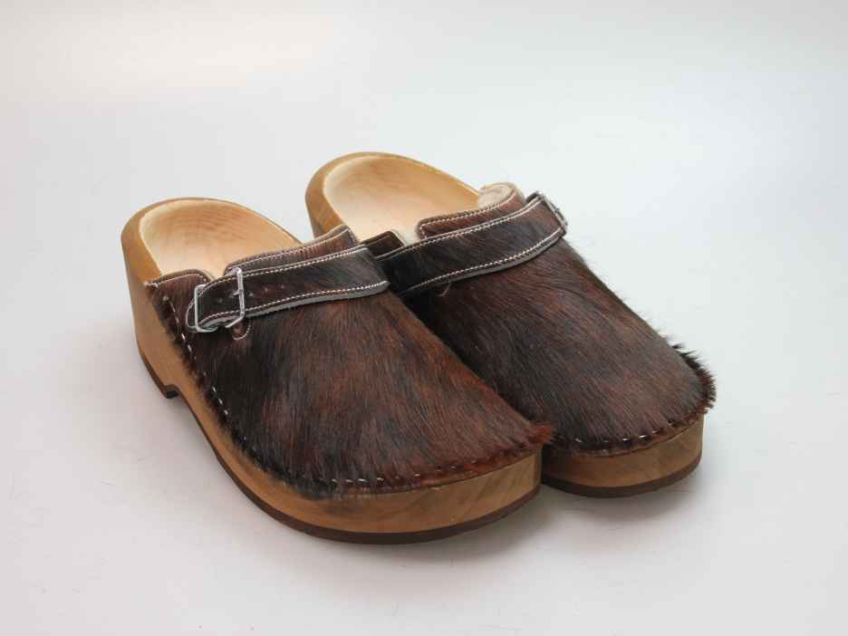 Holzschuh in Rindfell mit Schaffell gefüttert