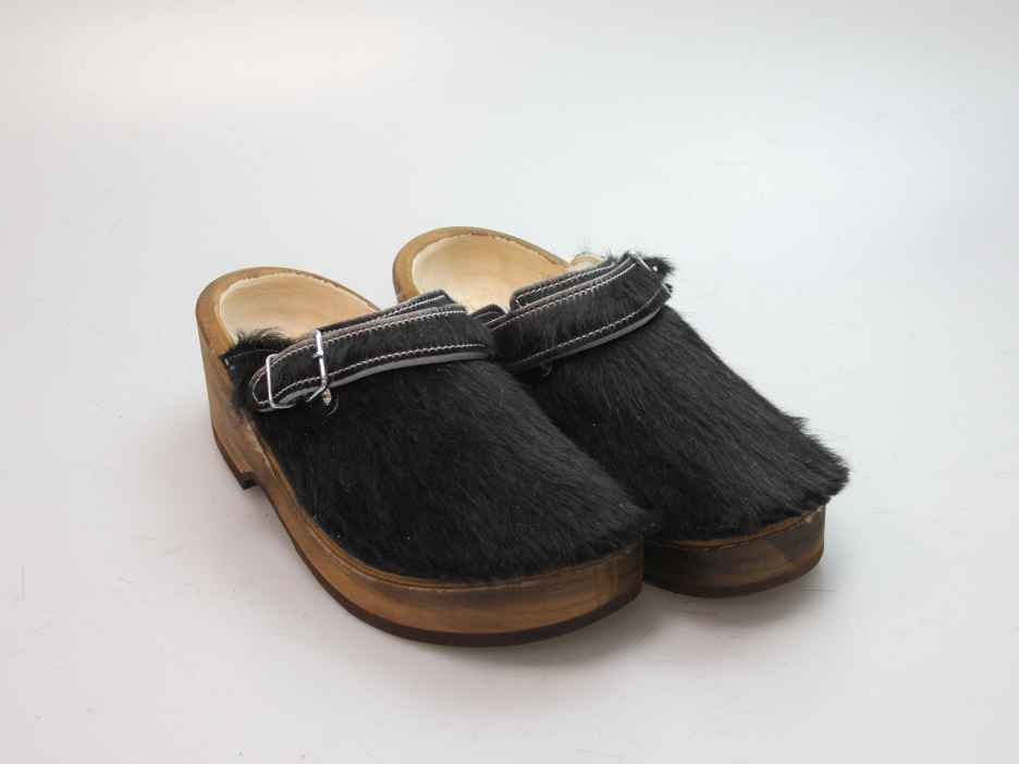 Holzschuh in Rindfell mit Schaffell gefüttert