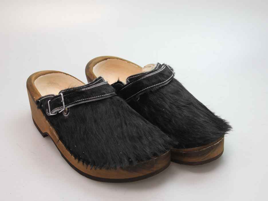 Holzschuh in Rindfell mit Schaffell gefüttert