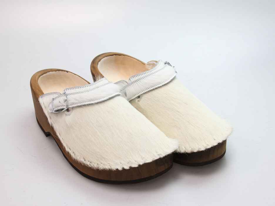 Holzschuh in Rindfell mit Schaffell gefüttert