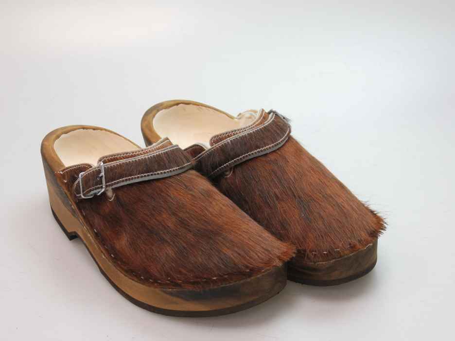 Holzschuh in Rindfell mit Schaffell gefüttert