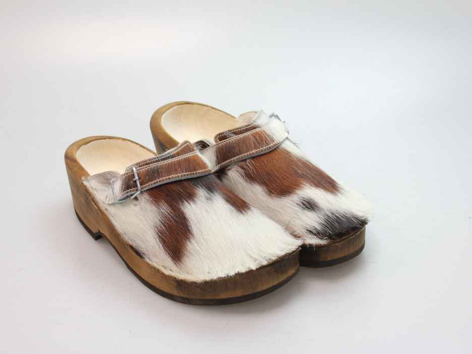 Holzschuh in Rindfell mit Schaffell gefüttert