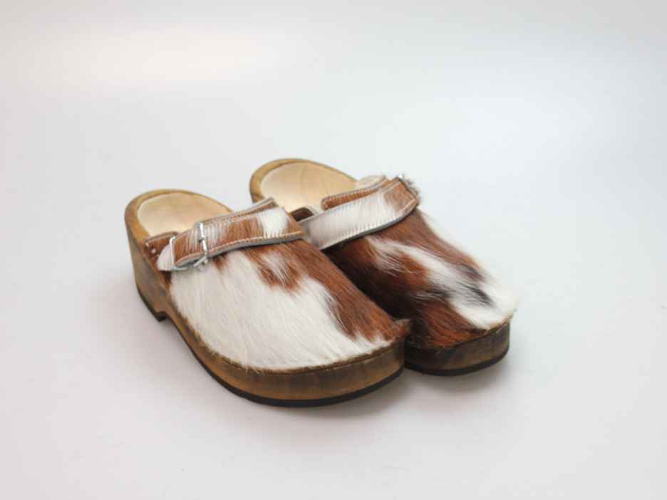 Holzschuh in Rindfell mit Schaffell gefüttert