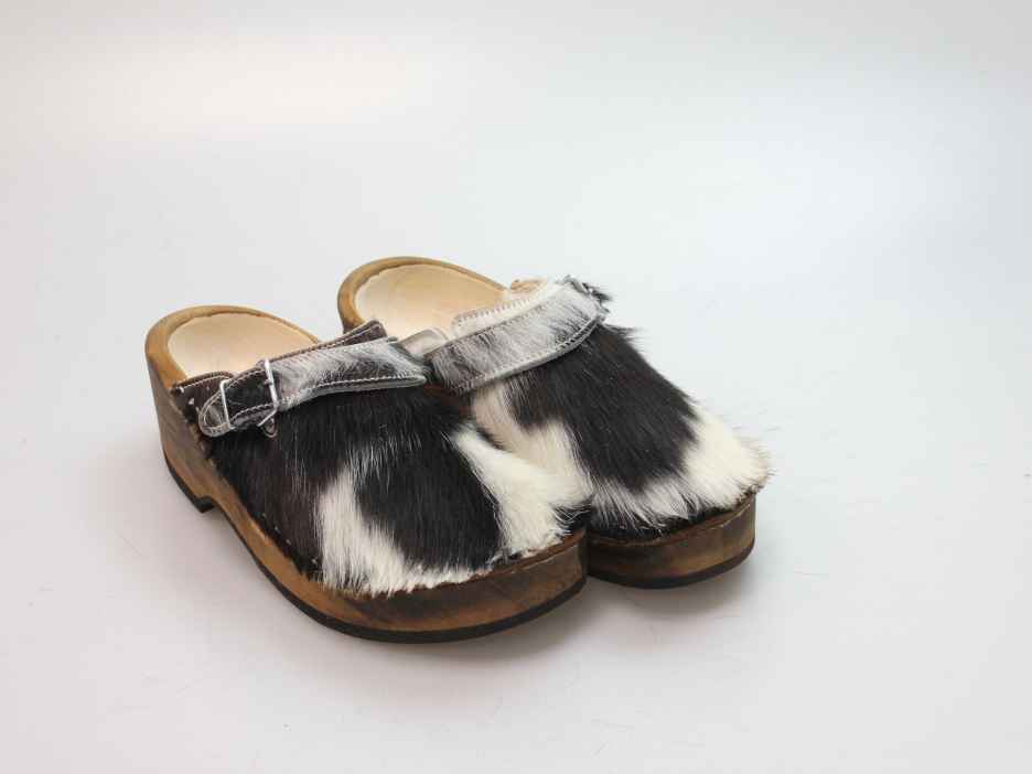 Holzschuh in Rindfell mit Schaffell gefüttert