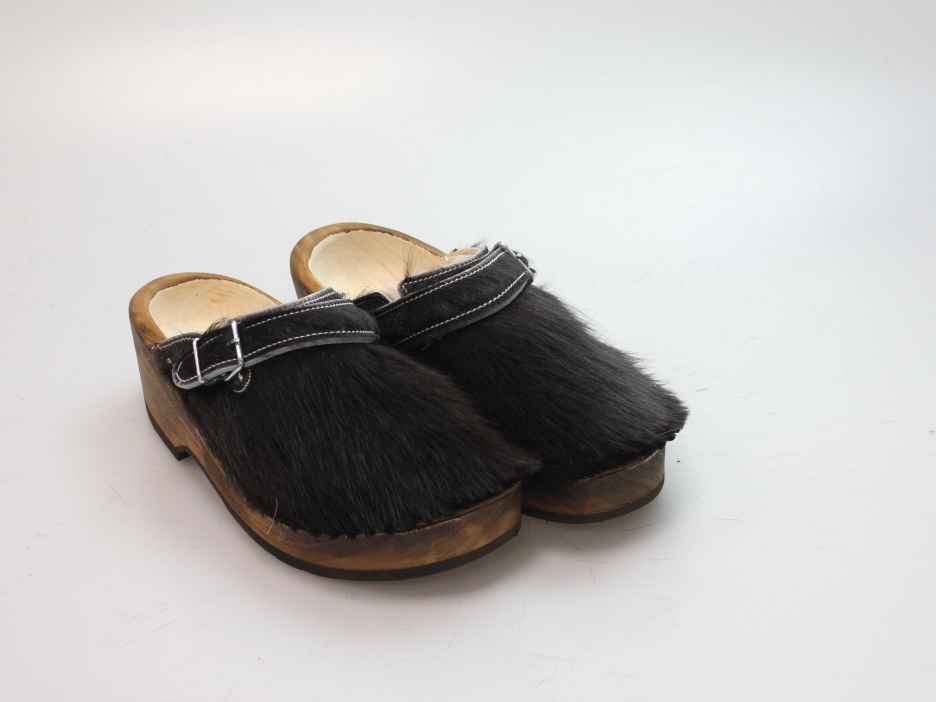 Holzschuh in Rindfell mit Schaffell gefüttert
