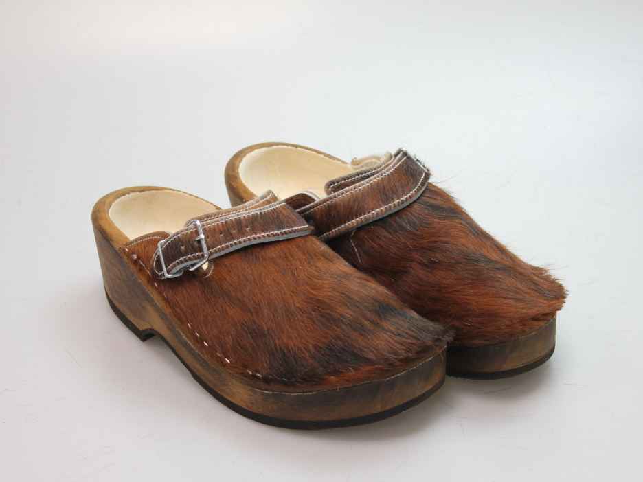 Holzschuh in Rindfell mit Schaffell gefüttert