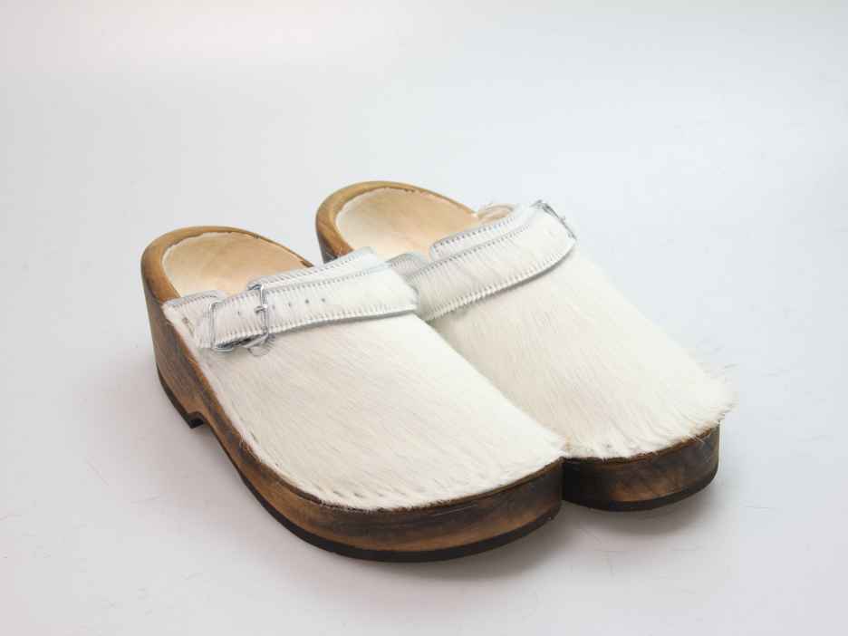 Holzschuh in Rindfell mit Schaffell gefüttert