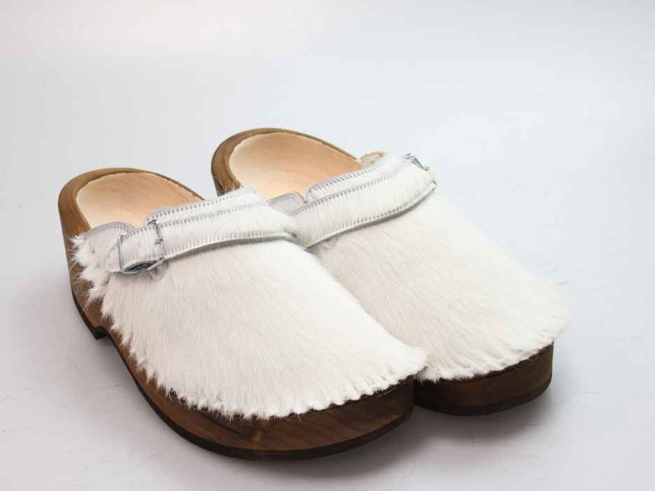 Holzschuh in Rindfell mit Schaffell gefüttert