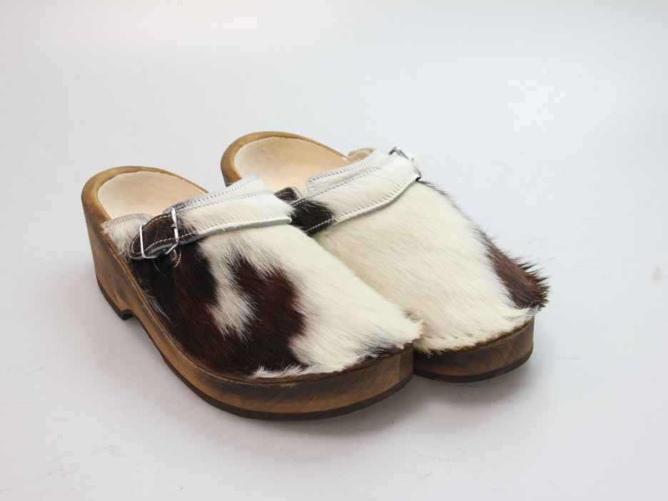 Holzschuh in Rindfell mit Schaffell gefüttert