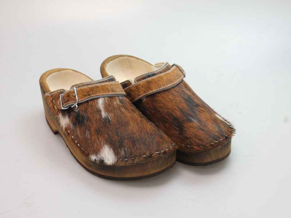 Holzschuh in Rindfell mit Schaffell gefüttert