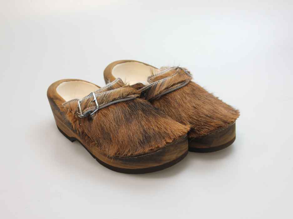 Holzschuh in Rindfell mit Schaffell gefüttert