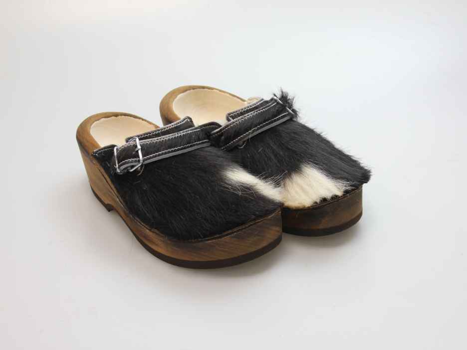 Holzschuh in Rindfell mit Schaffell gefüttert