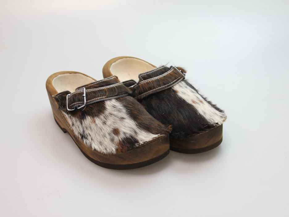Holzschuh in Rindfell mit Schaffell gefüttert