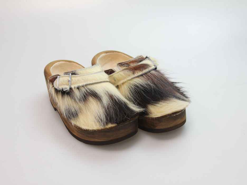 Holzschuh in Rindfell mit Schaffell gefüttert