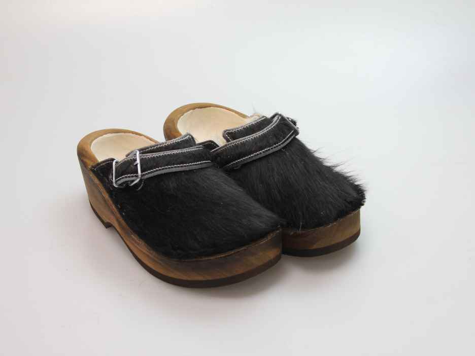 Holzschuh in Rindfell mit Schaffell gefüttert