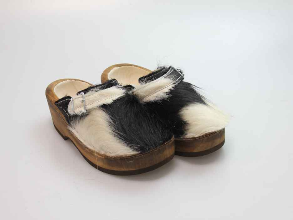 Holzschuh in Rindfell mit Schaffell gefüttert