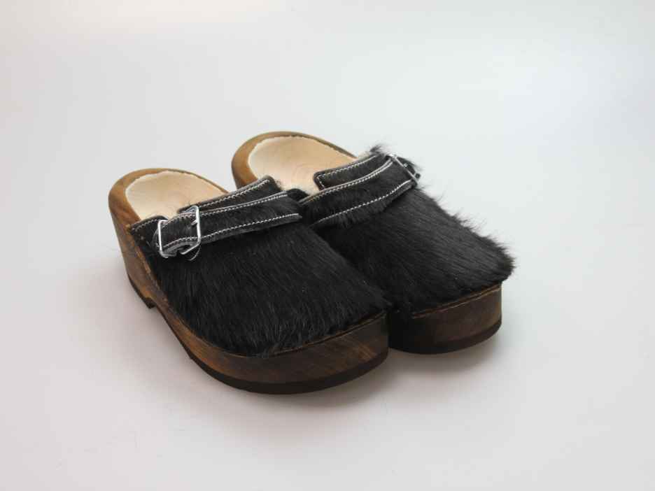 Holzschuh in Rindfell mit Schaffell gefüttert